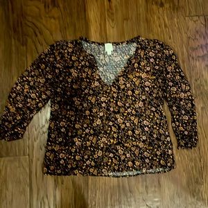 EUC S Roan & Ryan top. Black w Floral Detail